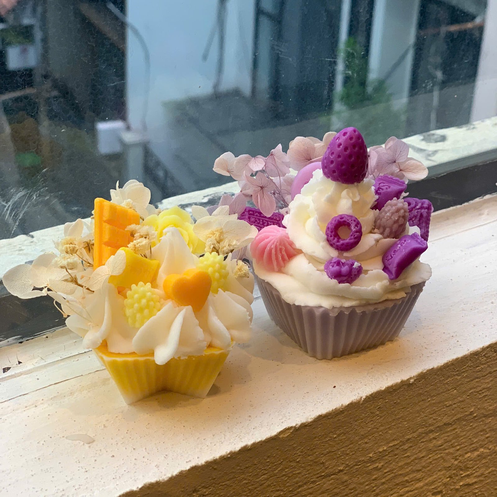 Nến thơm bánh cupcake vàng tím 1308